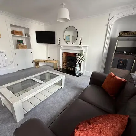 Two Bedroom In Town Centre Apartment *